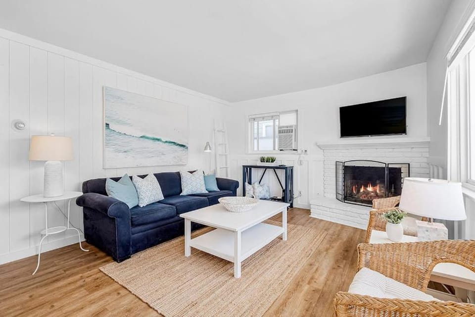 Newport Coastal Charm House in Balboa Peninsula