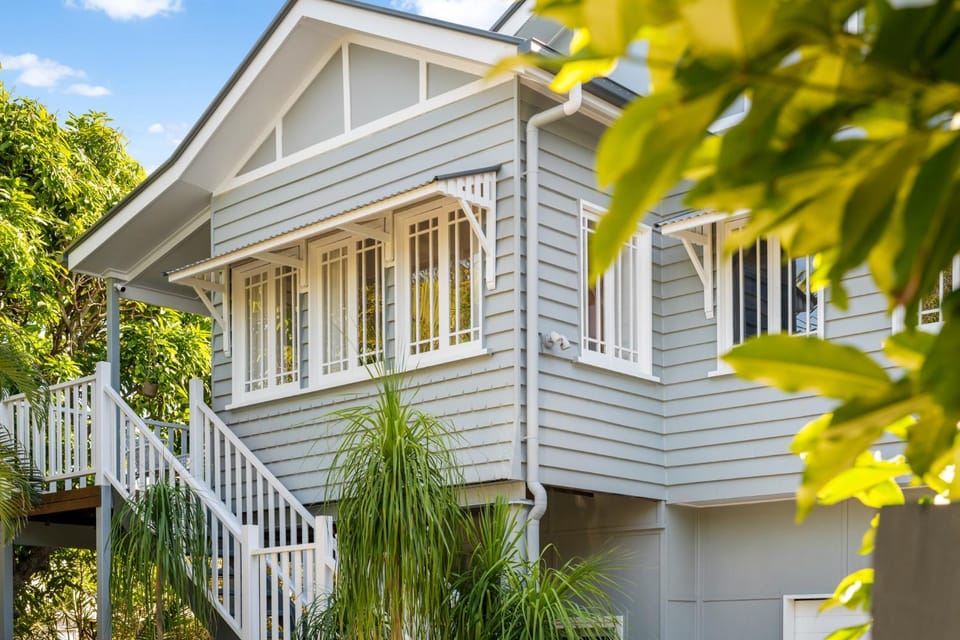 Dicky Beach Original - 2 Bed Downstairs Studio 200m to Beach Apartment in Beerwah Parade