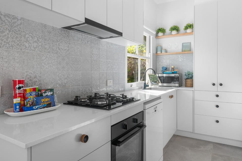 Dicky Beach Original - 2 Bed Downstairs Studio 200m to Beach Apartment in Beerwah Parade