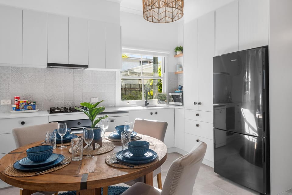 Dicky Beach Original - 2 Bed Downstairs Studio 200m to Beach Apartment in Beerwah Parade
