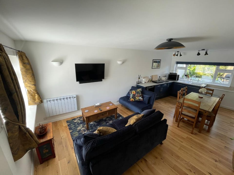 Communal lounge/ TV room, TV and multimedia, Seating area