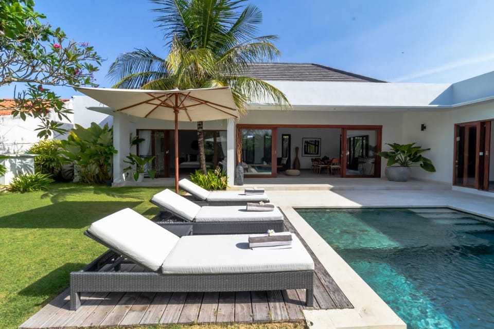 View (from property/room), Seating area, Garden view, Pool view, Swimming pool, sunbed