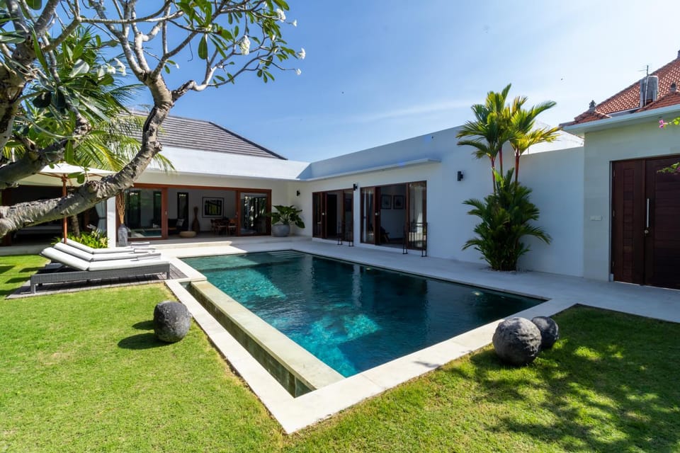 Property building, Garden, Garden view, Pool view, Swimming pool, sunbed