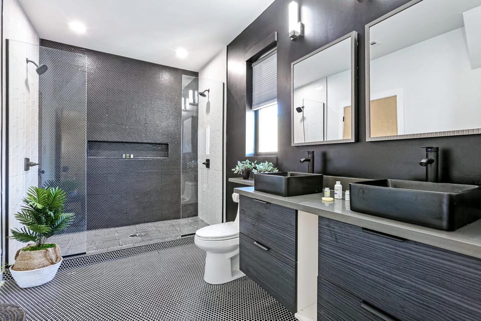 5 bedroom Villa w private rooftop Villa in Warehouse District