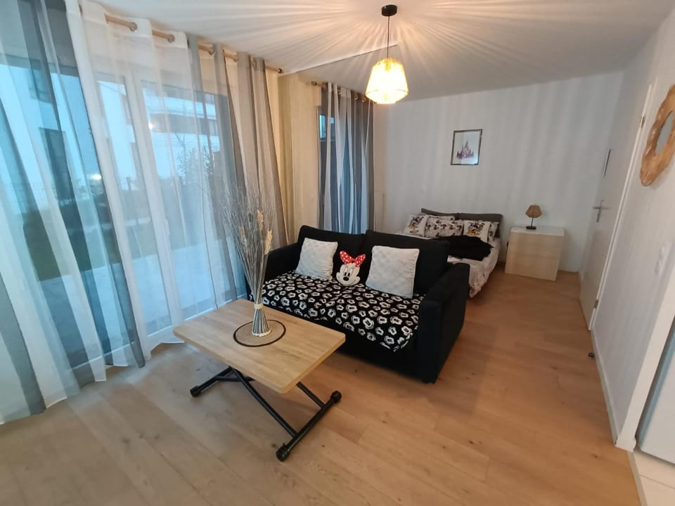Bed, Seating area, Bedroom