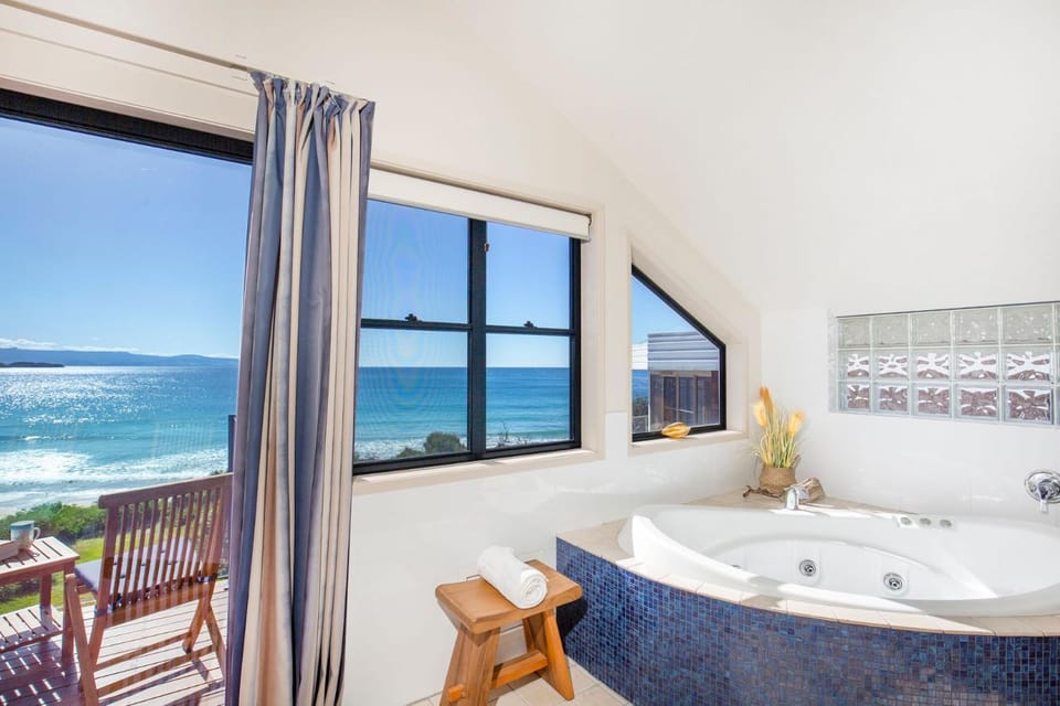 Eclipse Absolute Beachfront with Stunning Views House in Culburra Beach