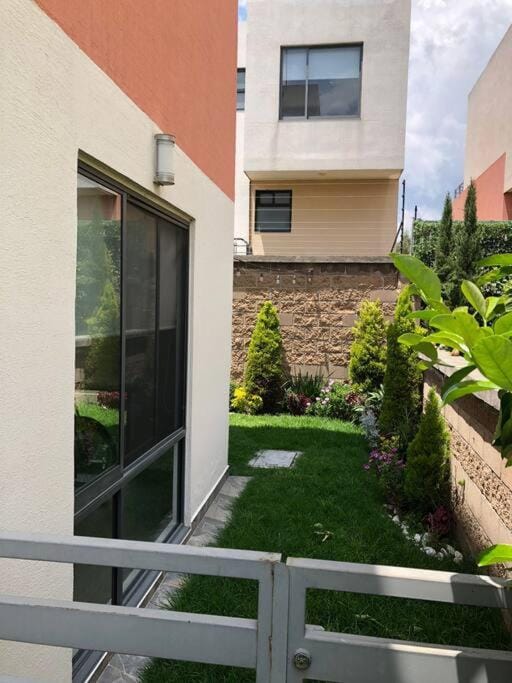 Beautiful 3BR townhouse with on-premises parking Villa in State of Mexico