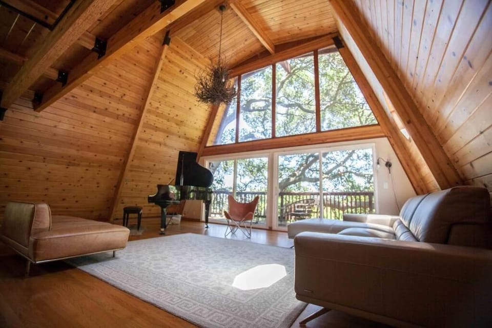 Amazing Cabin-Style House with Decks, Hot Tub & Sun - Permit 2022-STR-2 Cabin in Daly City