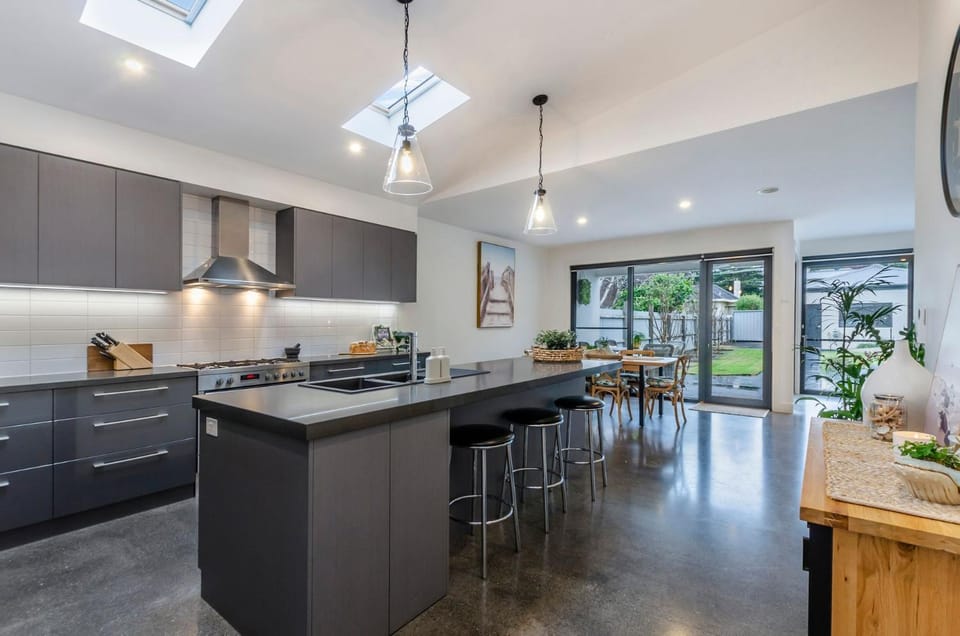 Kitchen or kitchenette, Dining area, dishwasher, stove