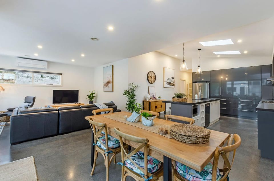 TV and multimedia, Kitchen or kitchenette, Living room, Seating area, Dining area, dishwasher, oven, stove