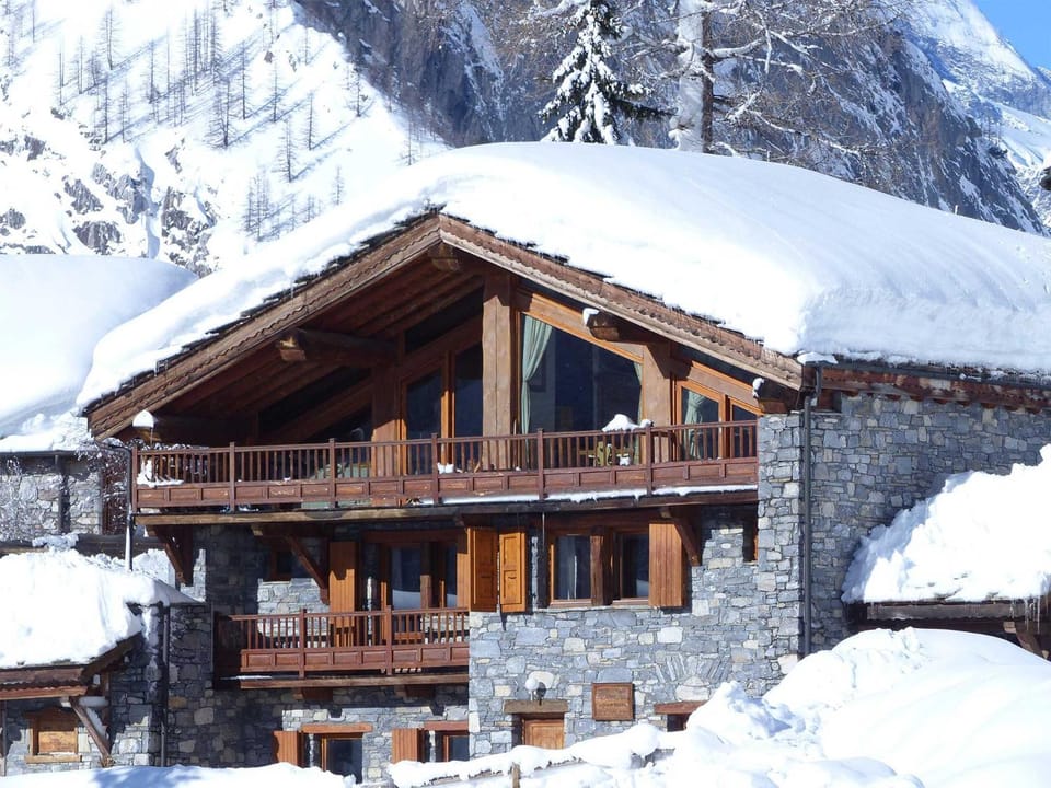 Property building, Day, Natural landscape, Winter, Mountain view