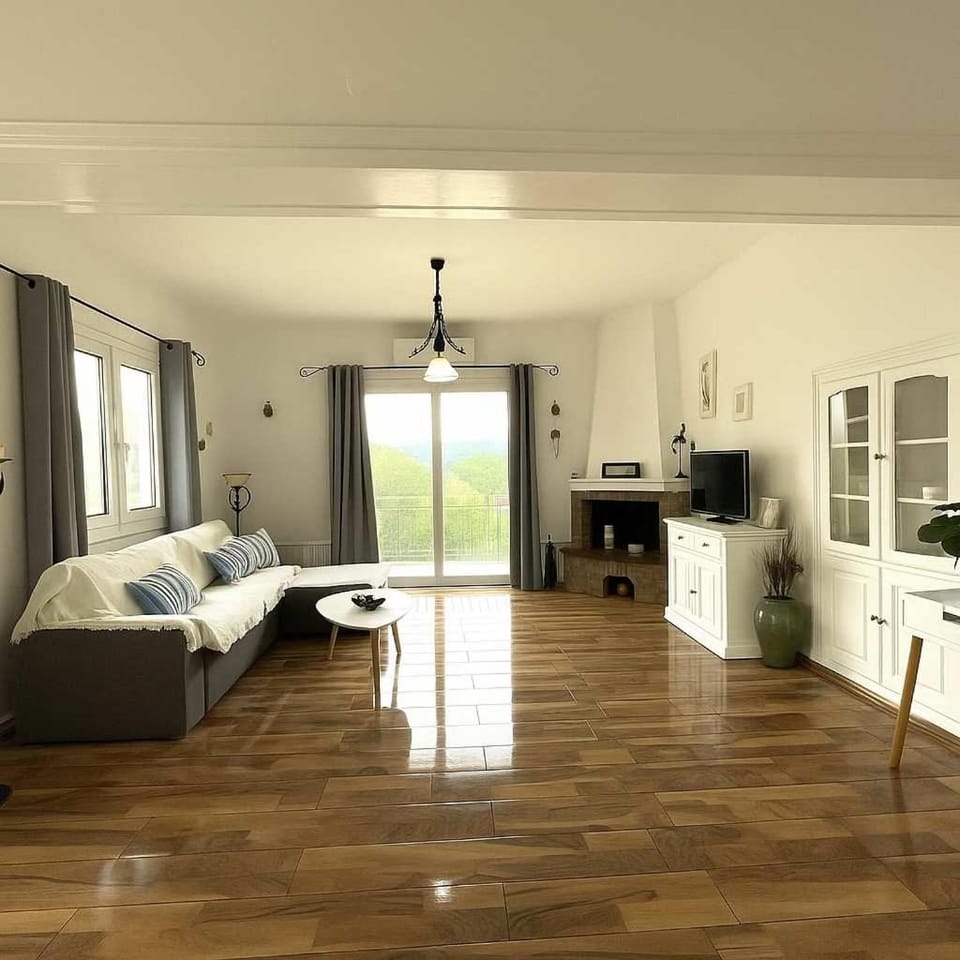 TV and multimedia, Living room, Seating area, fireplace