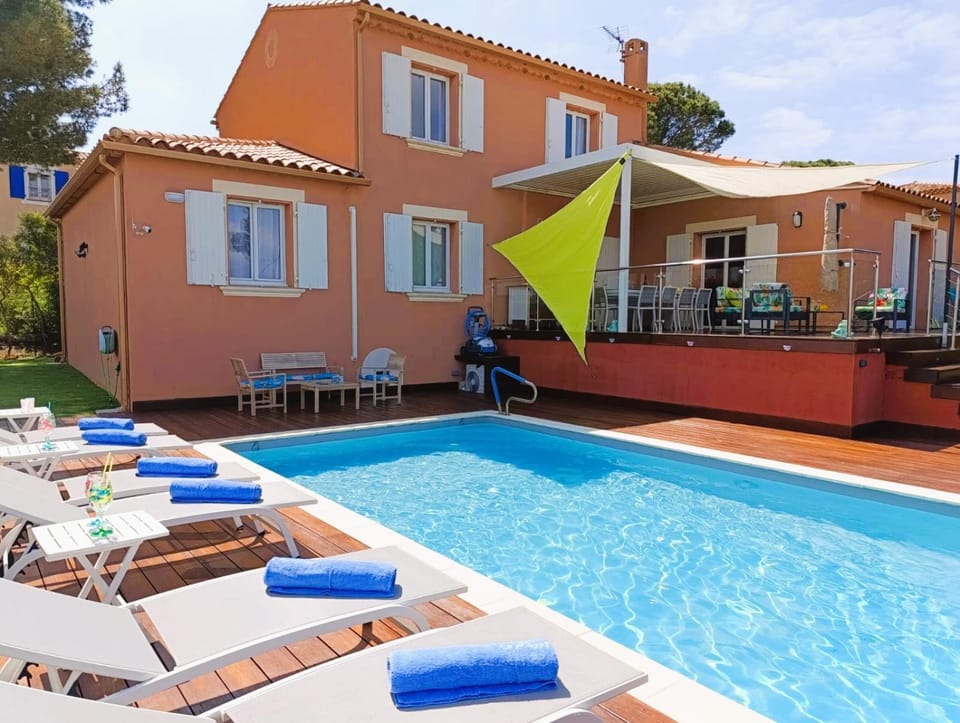 Patio, Swimming pool, sunbed