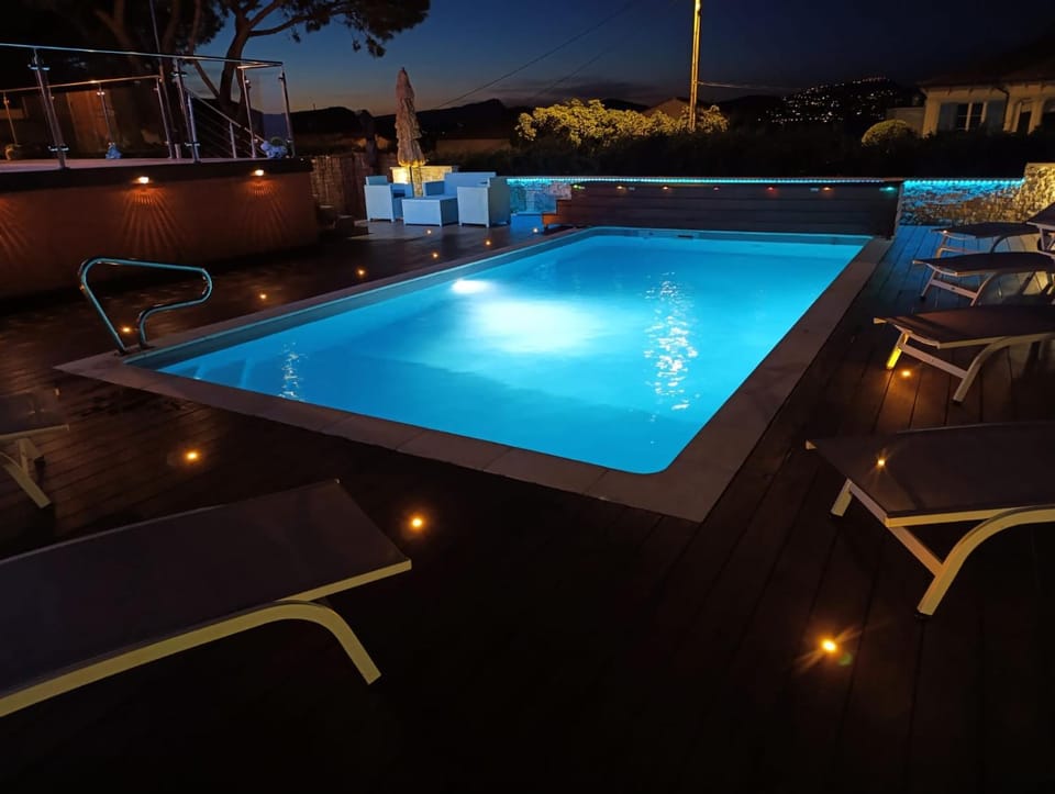 Superbe Villa 5 étoiles Presqu'Île de Giens la Madrague Rita la Villa d'Or vue mer piscine Villa in Hyères