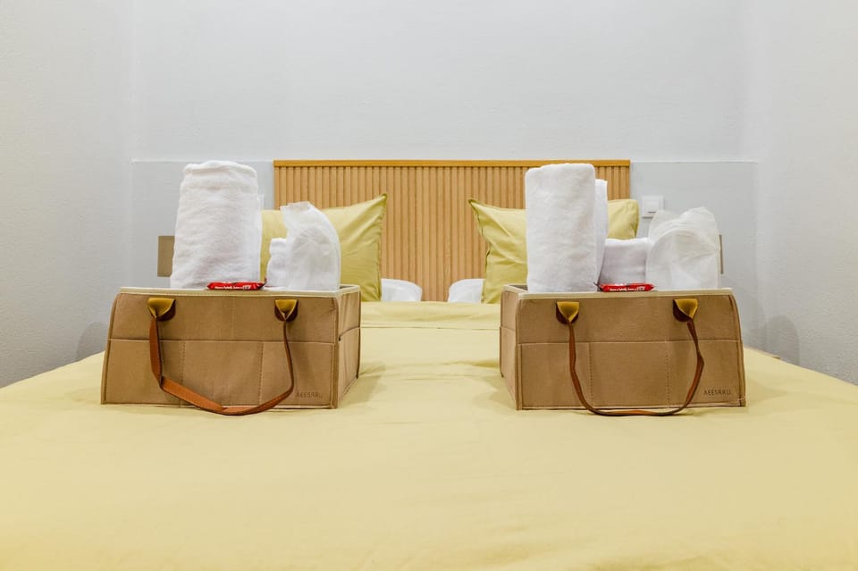 Bed, Bedroom, towels