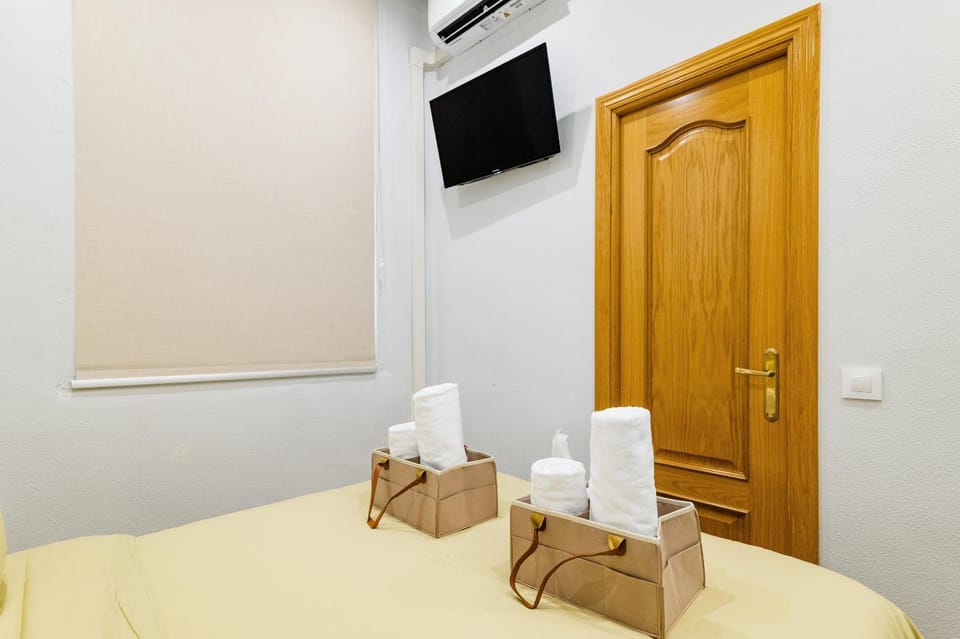 Bed, TV and multimedia, Photo of the whole room, Bedroom, towels, air conditioner