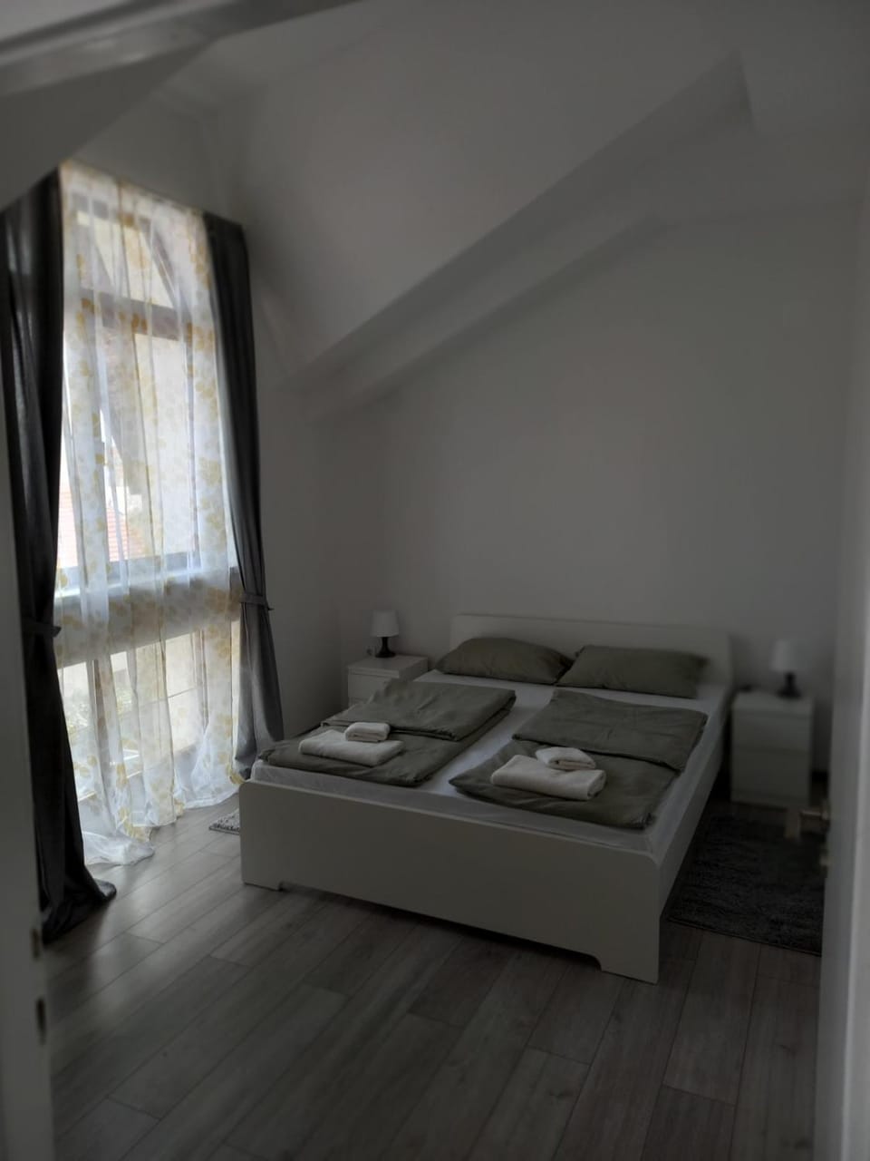 Bed, Bedroom, towels