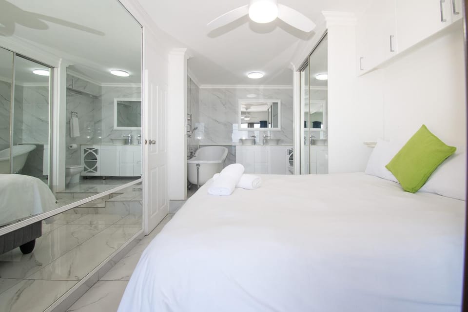 Bed, Kitchen or kitchenette, Photo of the whole room, Bedroom, towels