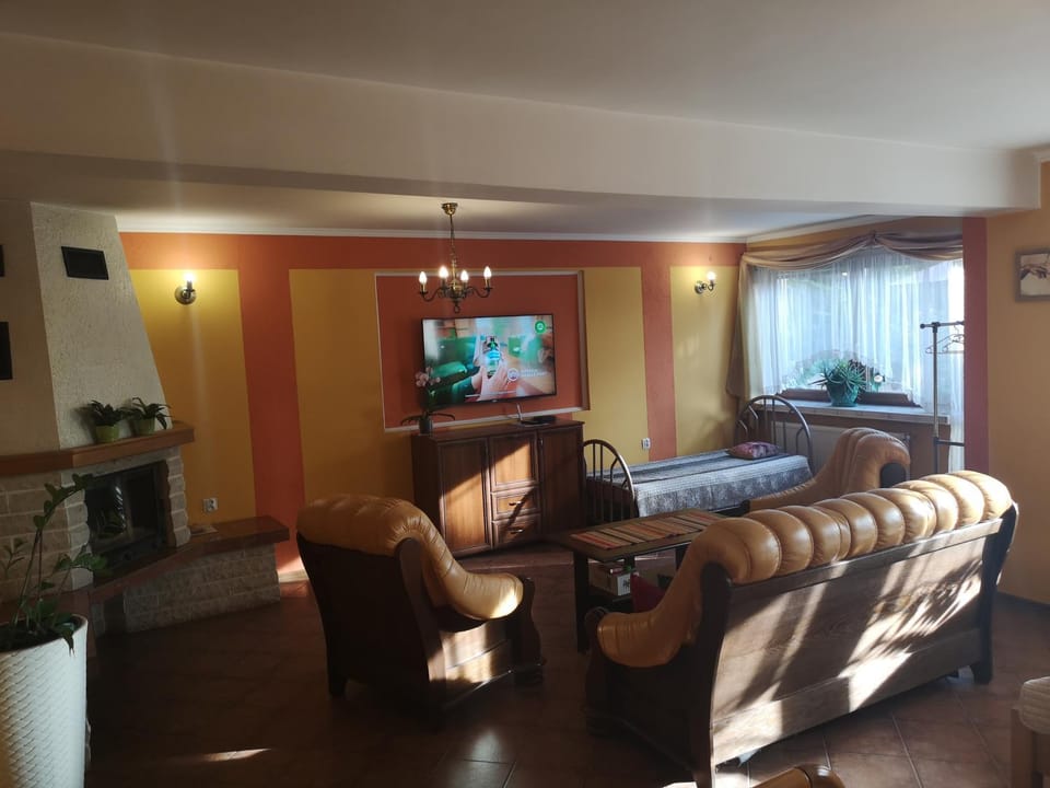 TV and multimedia, Living room, Seating area, Evening entertainment