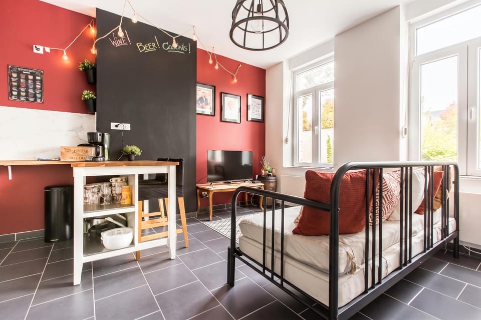 TV and multimedia, Kitchen or kitchenette, Living room, Seating area, Dining area