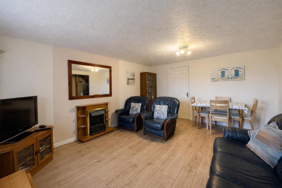 Seaside Holiday Cottage By The Beach In Beautiful Hemsby, Norfolk Ref 99006J House in Hemsby