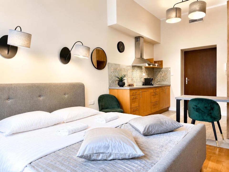 Bed, Kitchen or kitchenette, Living room, Photo of the whole room, Seating area, Bedroom