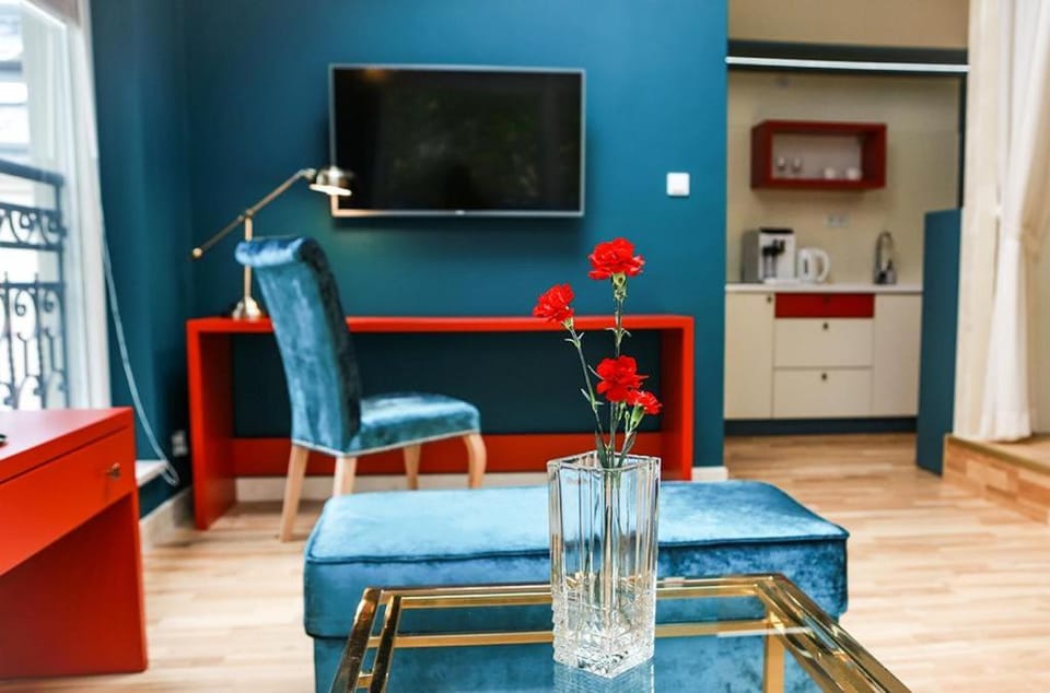 TV and multimedia, Kitchen or kitchenette, Living room, Seating area