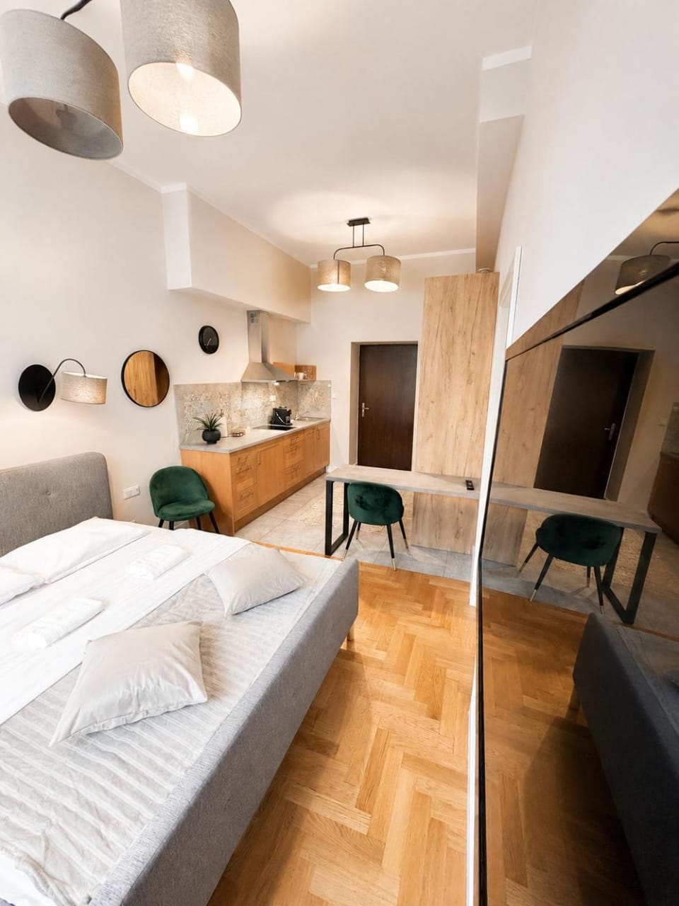 Bed, TV and multimedia, Living room, Photo of the whole room, Seating area, Bedroom