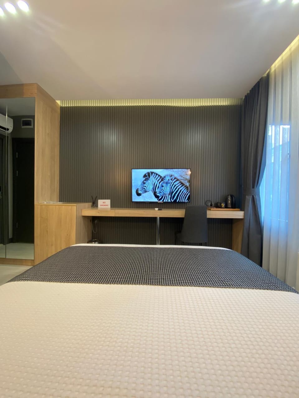 Bed, TV and multimedia, Photo of the whole room, Bedroom