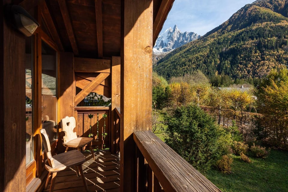 Property building, Spring, Day, Natural landscape, View (from property/room), Balcony/Terrace, Mountain view