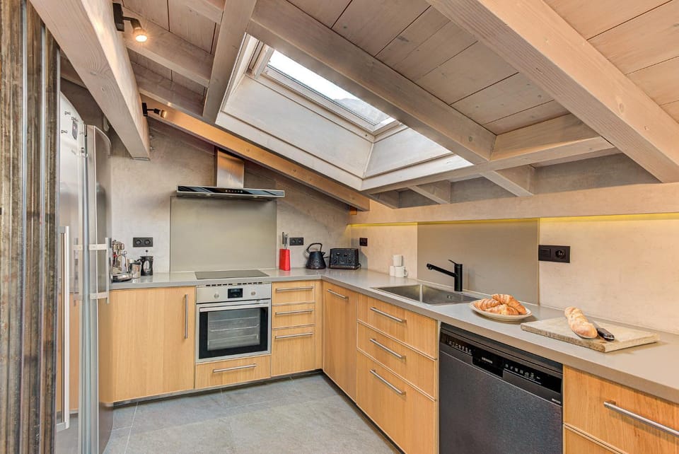 Kitchen or kitchenette, dishwasher, minibar, oven, stove, toaster