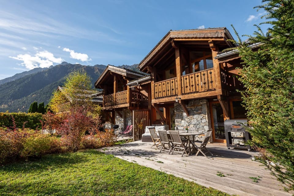 Property building, Patio, Spring, Day, Natural landscape, Garden, Garden view, Mountain view