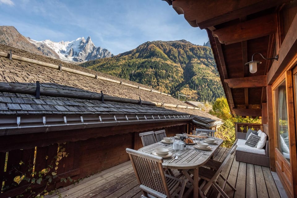Property building, Patio, Spring, Day, Natural landscape, View (from property/room), Balcony/Terrace, Dining area, Mountain view