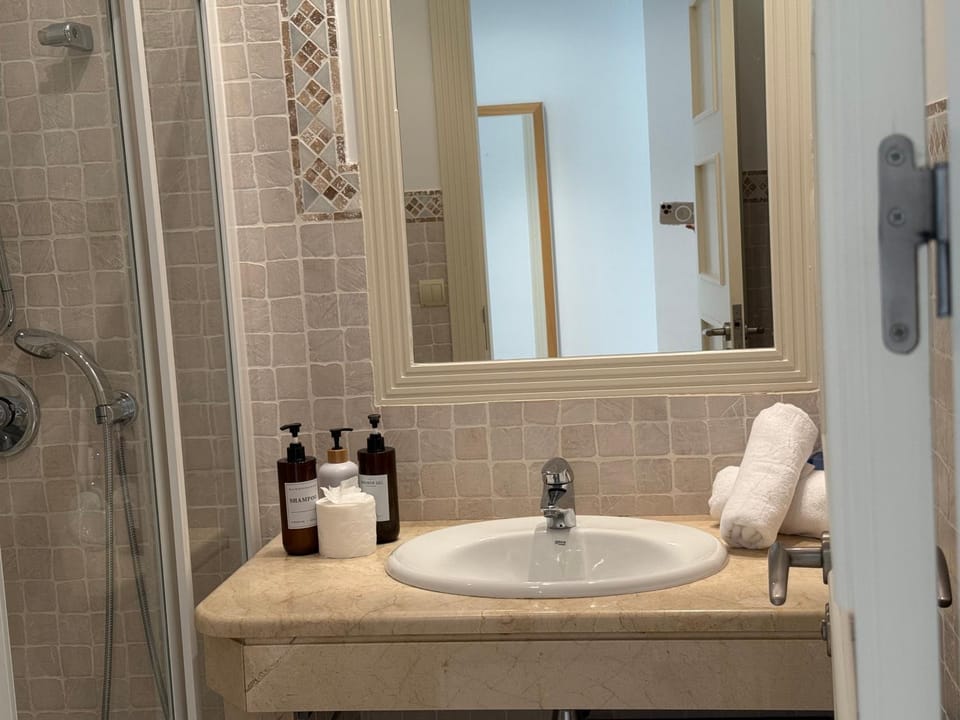 Shower, Bathroom, towels