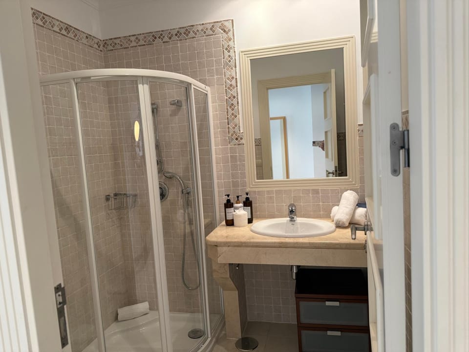 Shower, Bathroom, towels