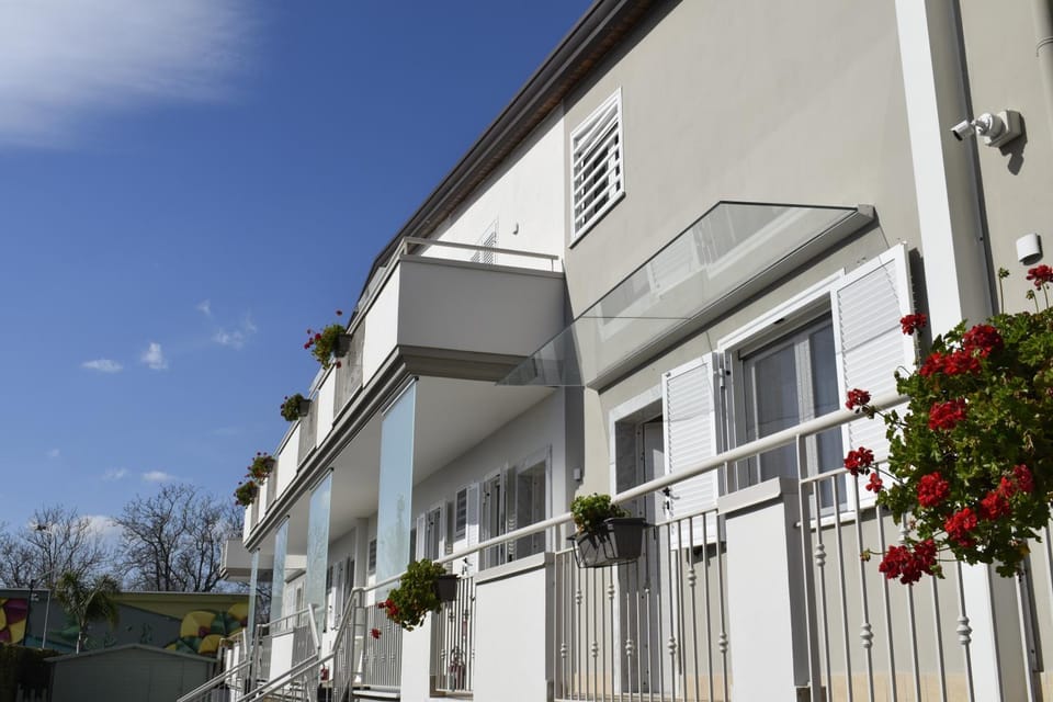 Property building, Day, Balcony/Terrace