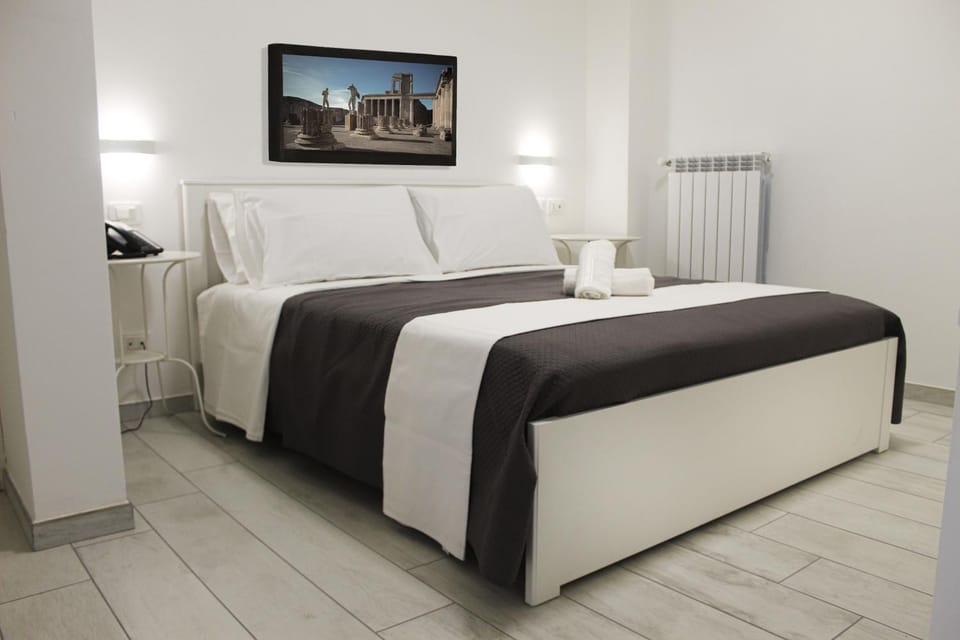 Bed, Photo of the whole room, Bedroom, internet