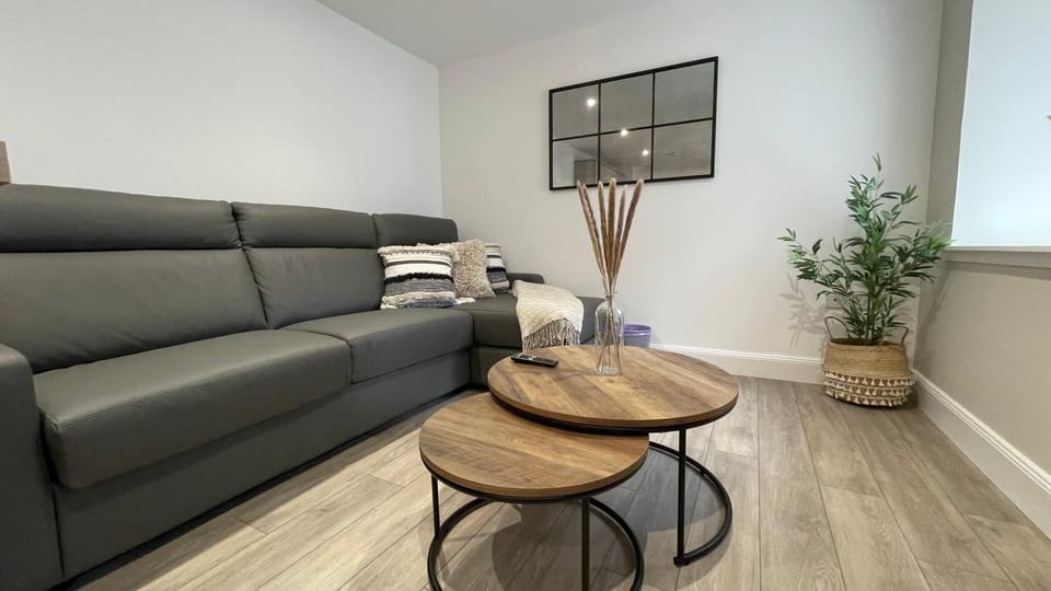 The Forge by Caithness Luxury Apartments NC500 - Elegant Luxury Apartment with Bike store - Sleeps 4 - BUDGET FRIENDLY FOR LONG STAY TRADES - CONTACT US - Apartment in Wick