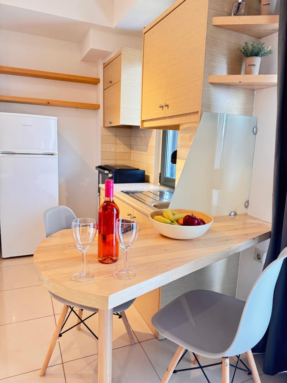 Kitchen or kitchenette, Seating area, Food