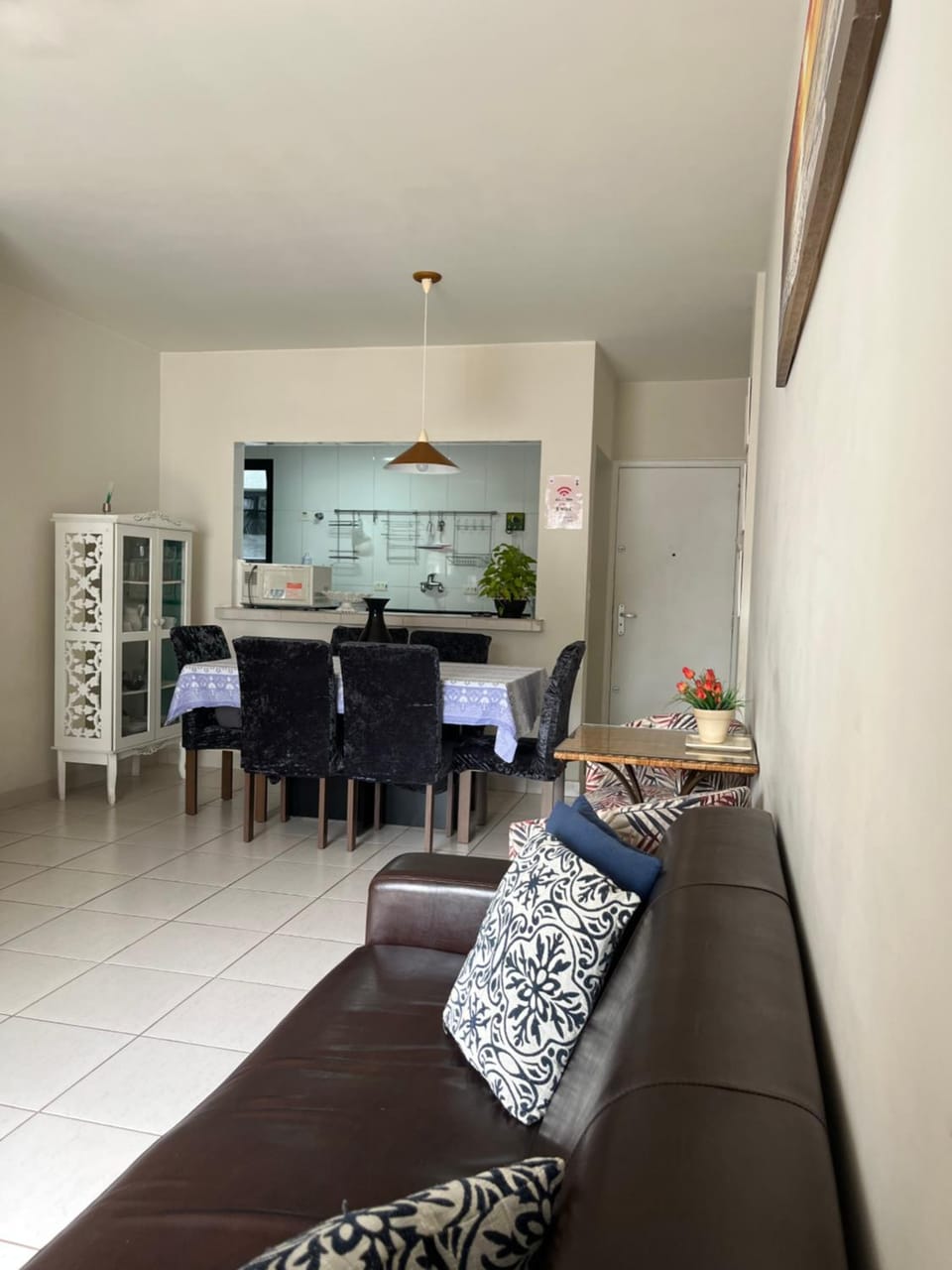 Apartamento amplo a menos de 400 metros da praia localizado próximo a praça da Brunella, área nobre do Guarujá. Apartment in State of São Paulo