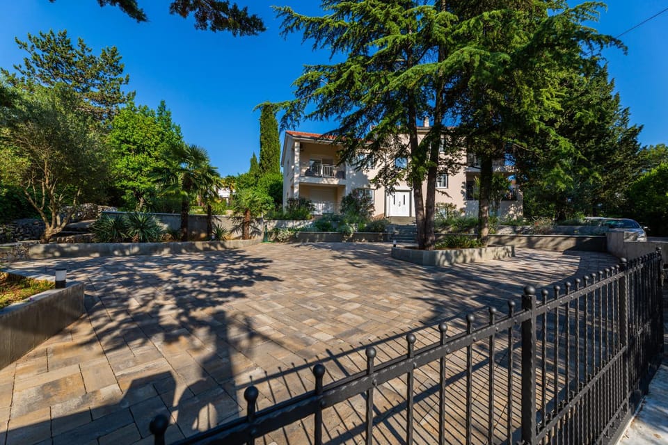 Property building, Neighbourhood, Garden, Garden view, Parking