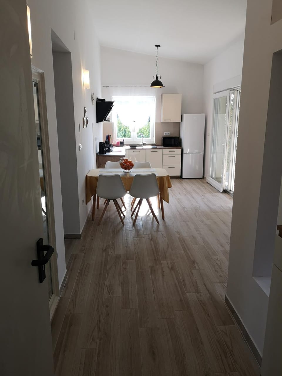 Kitchen or kitchenette, Dining area