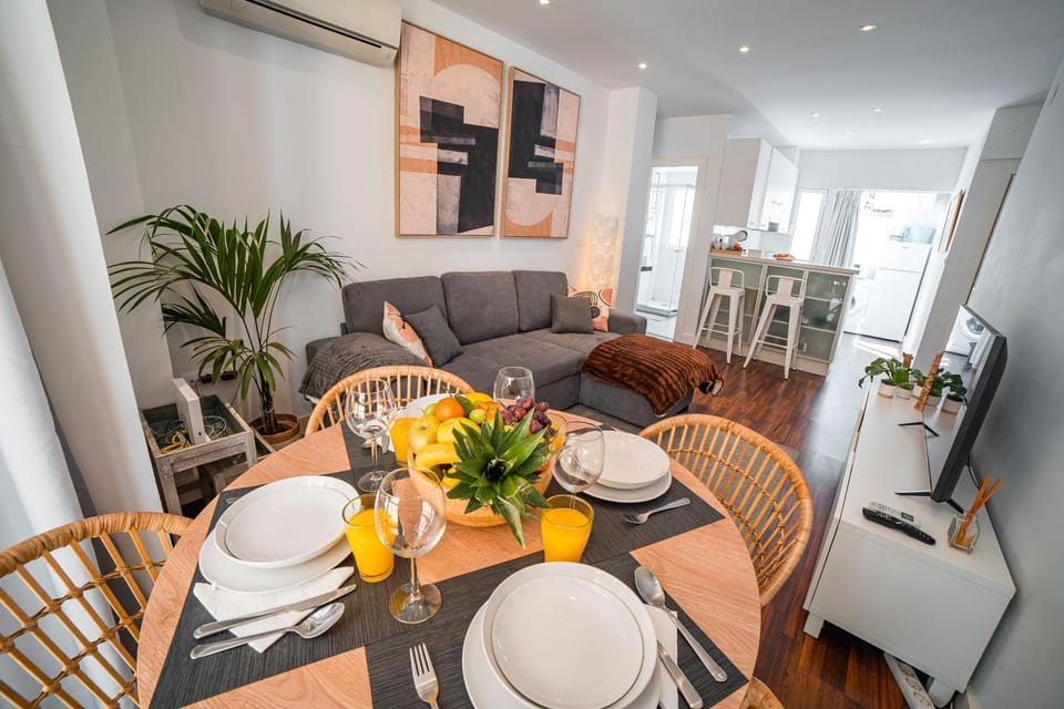 TV and multimedia, Living room, Food and drinks, Dining area