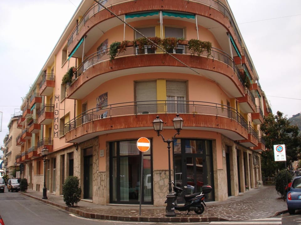 Facade/entrance