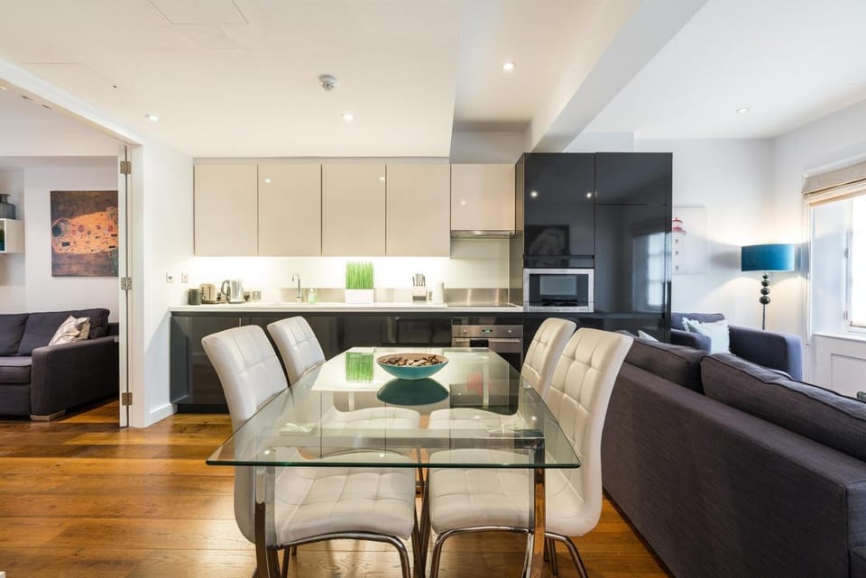 A Stunning Three Bedroom Home in Mayfair House in City of Westminster