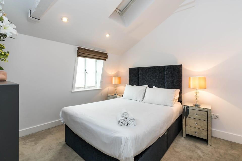 A Stunning Three Bedroom Home in Mayfair House in City of Westminster