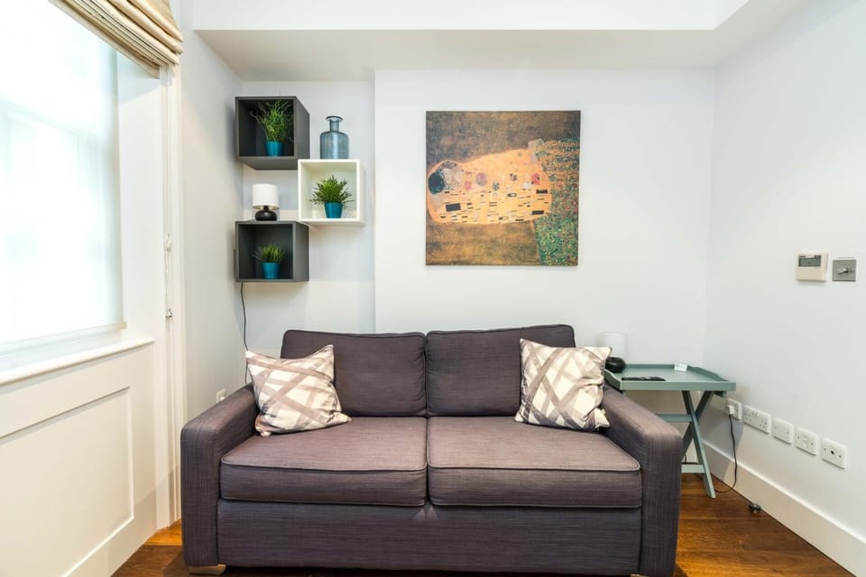 A Stunning Three Bedroom Home in Mayfair House in City of Westminster