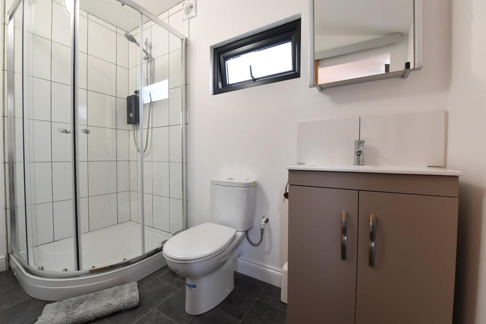 Cheerful 1BD Cottage with Parking Nr Guildford Apartment in Guildford