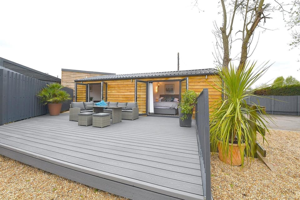 Cheerful 1BD Cottage with Parking Nr Guildford Apartment in Guildford