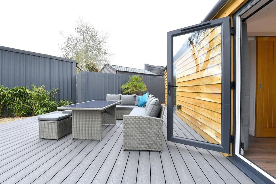 Cheerful 1BD Cottage with Parking Nr Guildford Apartment in Guildford